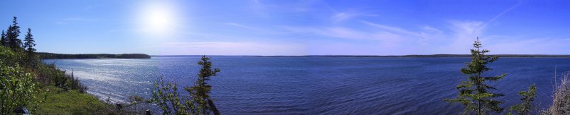 Ein romantisches und privates Domizil am Wasser, umgeben von unberührter Natur, die Meeresbucht und Wälder überblickend, bauen Sie ihr eigenes Traumcottage inmitten von 2 ha Wald an einer Bucht von Madame Isle nahe dem National Park Cape Breton, Nova Scotia, Kanada.